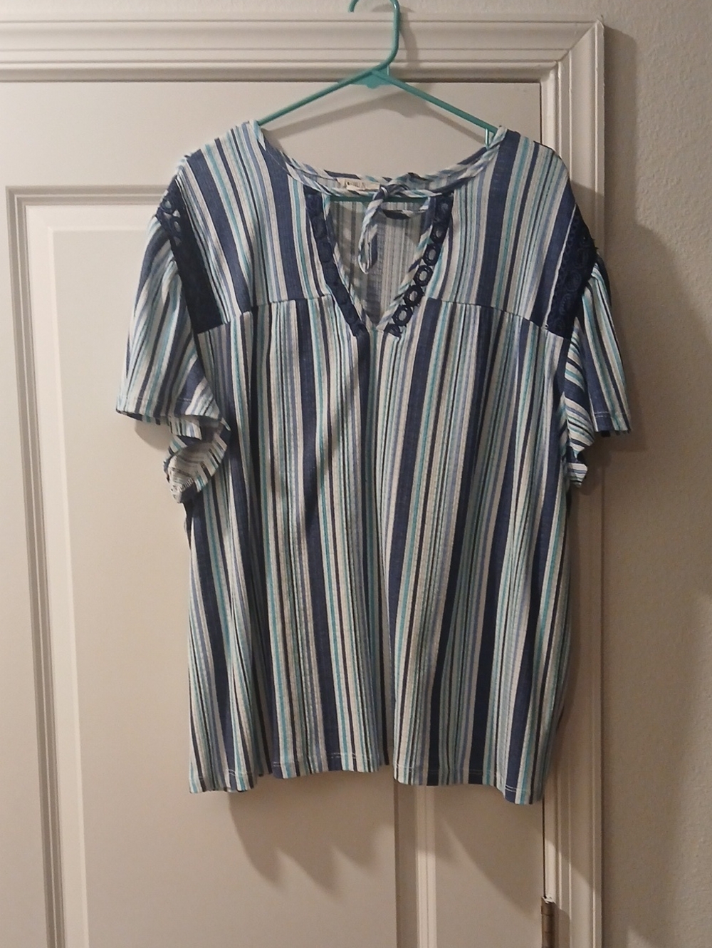 Striped Short Sleeve V-Neck Tunic in Blue and White